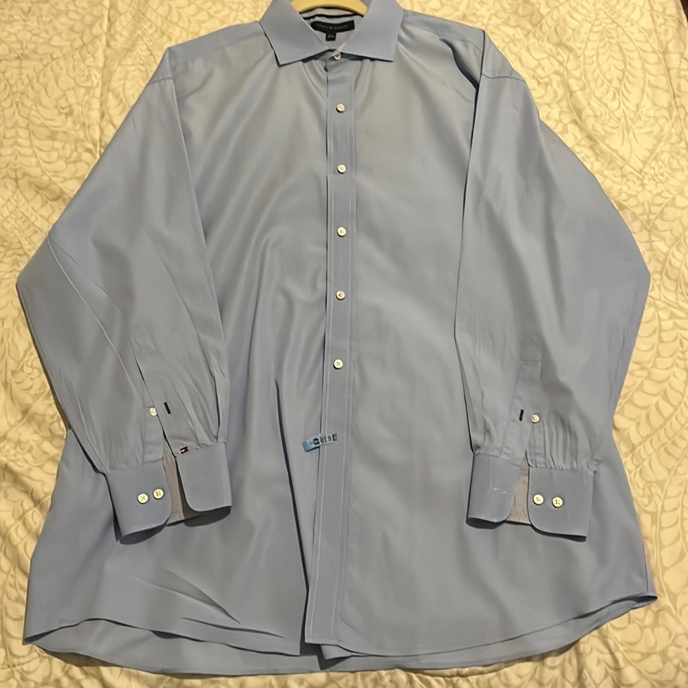 Tommy Hilfiger Men’s Regular Fit Dress Shirt, Blue size 17-17.5 32/33